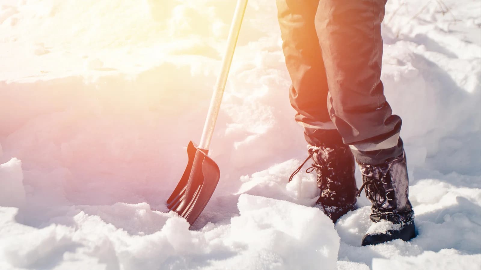 Tio tips för säker snöskottning på tak